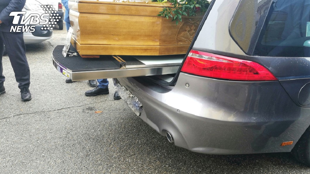 火爆男遇喪葬車隊怒砸車 命理師苦勸「引煞氣上身」
