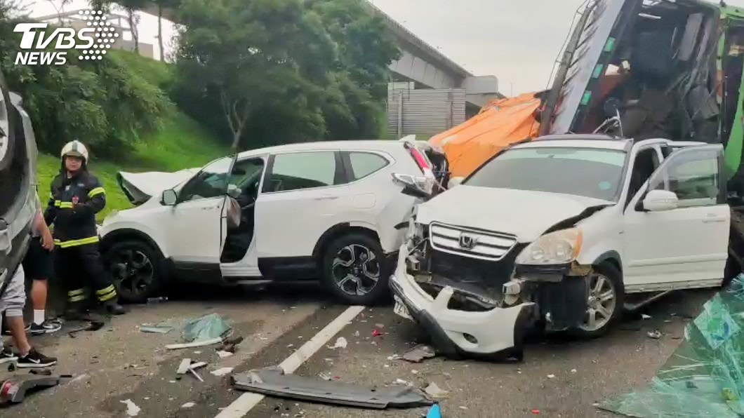 國1林口交流道9車連環撞　回堵數公里