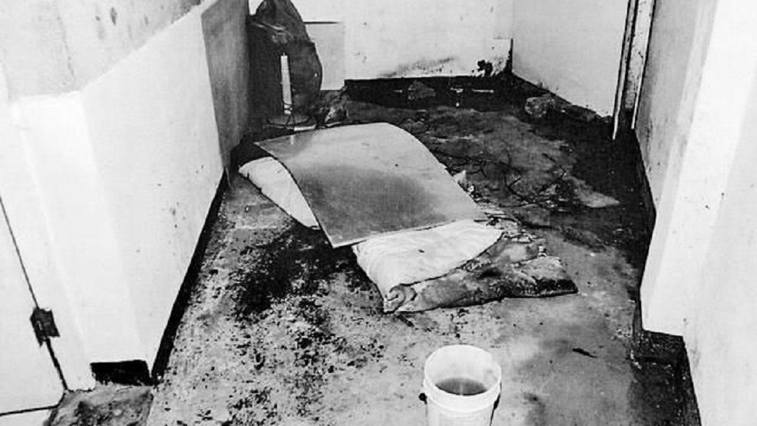 一開門血腥味撲鼻 瘋狂殺手血泊中冷酷吃便當