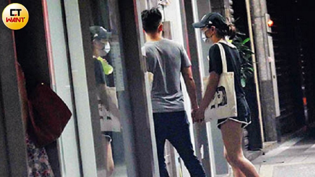 飽餐過後的李淳，跟著女友回家，繼續度過2人小世界。圖／CTWANT授權使用