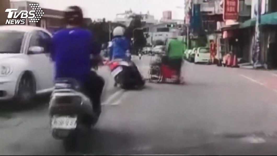 看護推輪椅路口硬衝 害綠燈女騎士慘摔