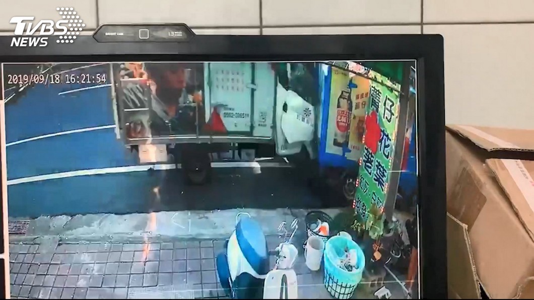 貨車失控S型連環撞 毀8汽機車釀1死4傷