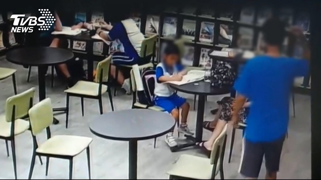母女圖書館寫功課 男疑不滿佔位怒甩水
