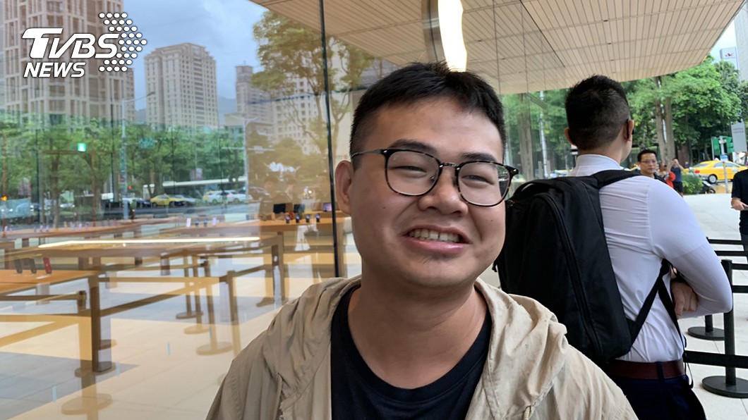 iPhone 11系列新機20日開賣,蘋果在台第2家直營店Apple信義A13首度開賣iPhone新機,30歲許先生搶到頭香。圖/中央社