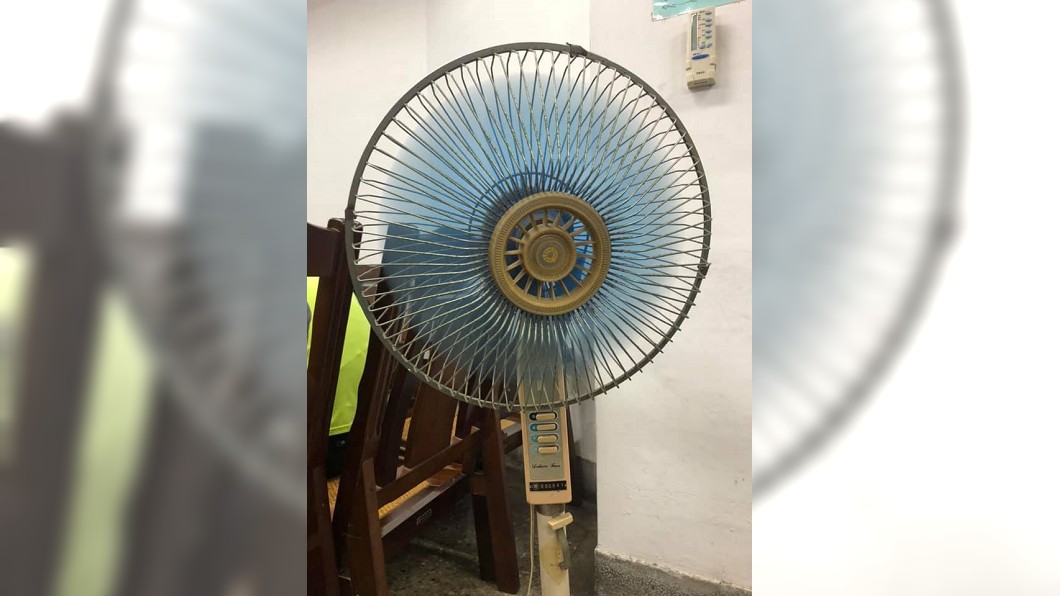 原PO家中使用36年的古董級電風扇照片。圖/翻攝爆廢公社臉書
