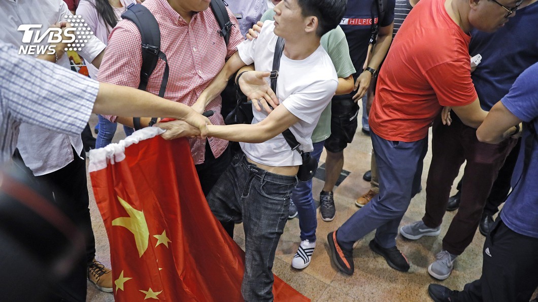 親中派議員何君堯 邀18區港民「清理連儂牆」