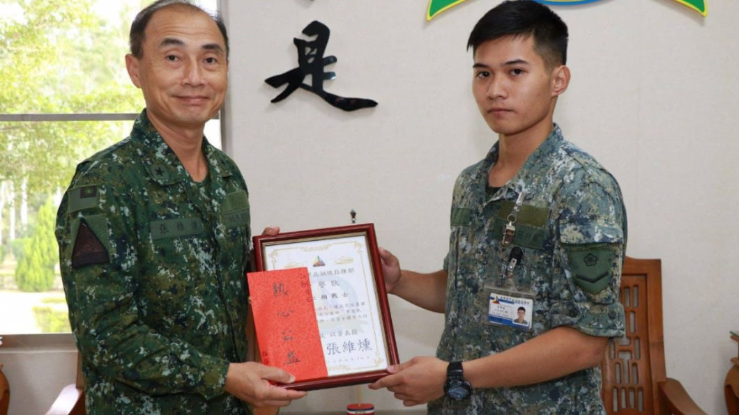 裝甲兵陪迷路奶奶回家 暖心舉動惹哭孫PO文致謝