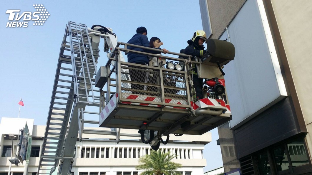 絕望!他跳上雲梯卻滑出軌道 消防員面前「哀號墜樓」亡