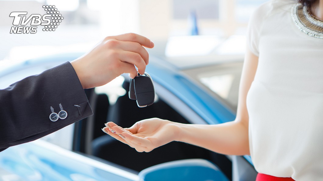 汽車業務裝備曝光! 黑絲襪引網暴動:「最美真人開箱」
