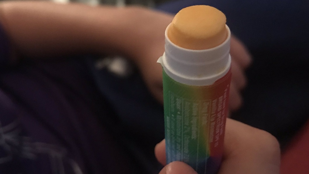 美國1名9歲女童發揮創意,自製一款起司護唇膏,網友們大讚有才。(圖/翻攝自推特)