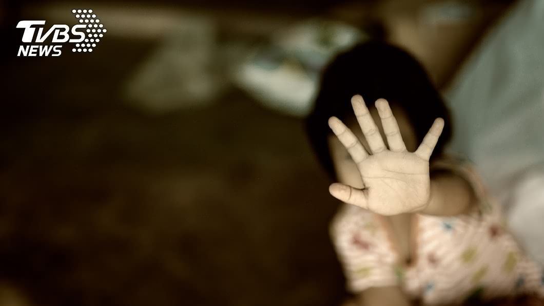 女童慘淪「人肉菸灰缸」 被逼吞菸頭、滾水灌頂命危