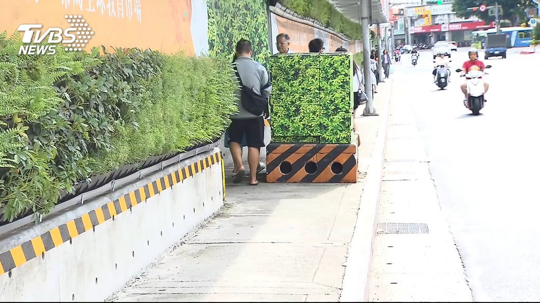 施工人行道限縮! 輪椅族迫與車搶道「遭叭」