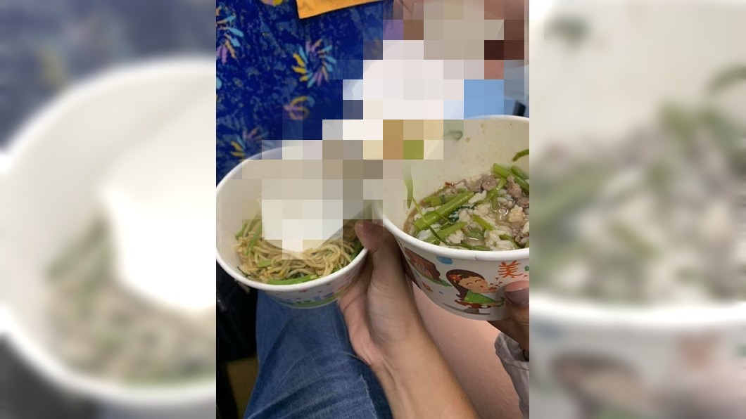 吃炒麵沒餐具…情侶1奇招秒解決 網讚翻:求生達人