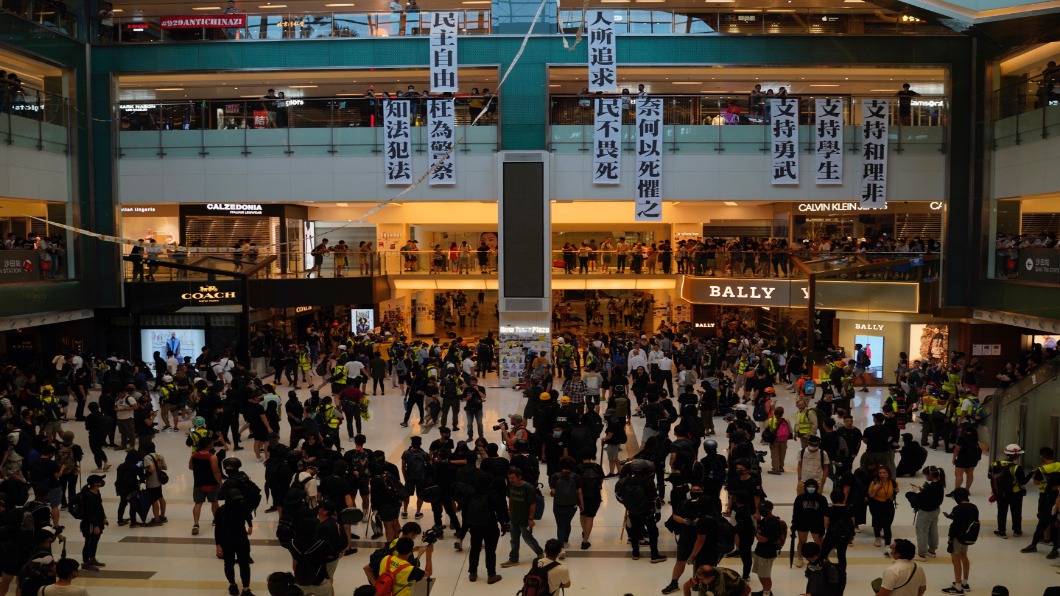 陸資港企上聯合國批反送中 美心門市遭抗議