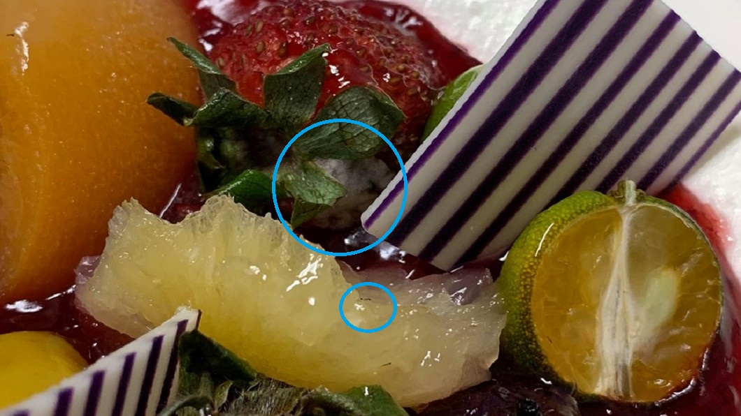 原PO表示草莓下方已經發霉,而且其他水果上還有螞蟻。圖/翻攝爆怨公社臉書
