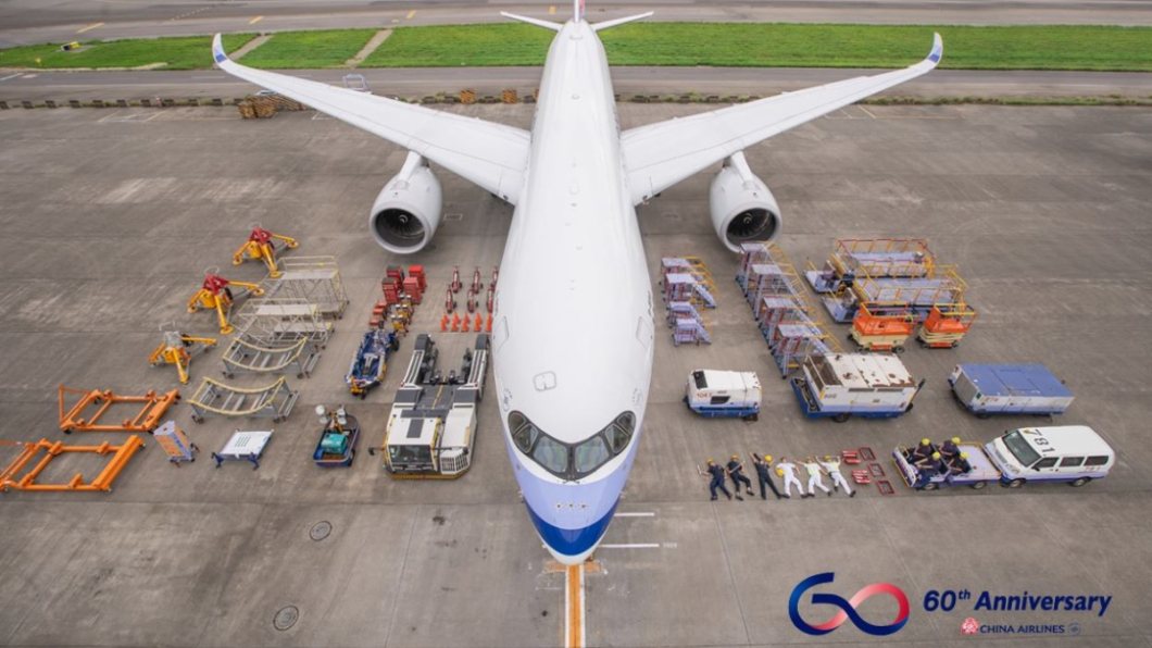 華航歡慶開航60周年，貼出「飛航守護開箱」。圖／翻攝自China Airlines中華航空