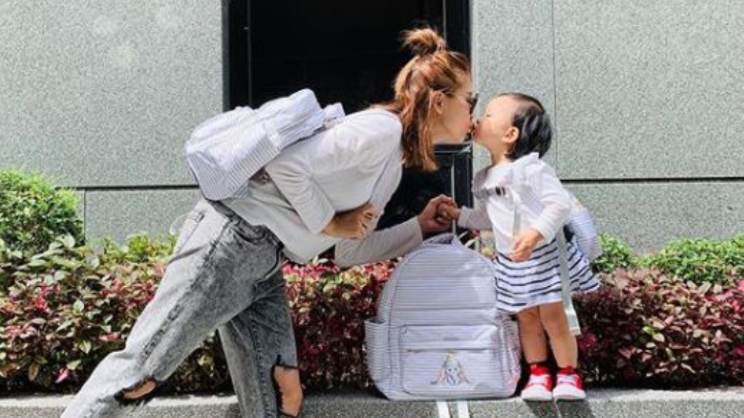 嚴立婷和小女兒「嘴對嘴親吻」。圖／翻攝自嚴立婷Instagram