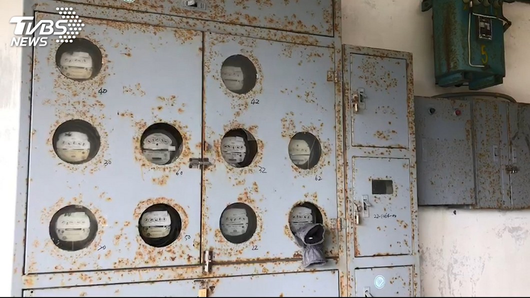 給我走開!為了抄電表遭狗吠 男子出腳踹
