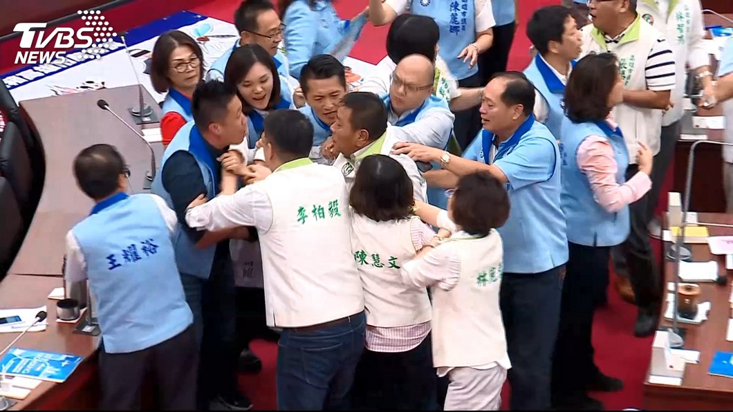 去年9月高雄市議會上藍綠議員爆發肢體衝突。(圖/TVBS資料畫面)