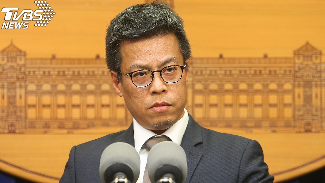 打臉總統府！諮議傳買37條菸　黃重諺被要求公開道歉