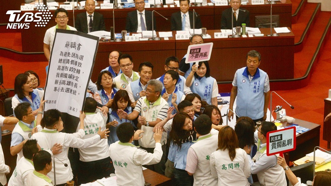 高市民進黨議員促韓國瑜辭市長 藍綠爆肢體衝突