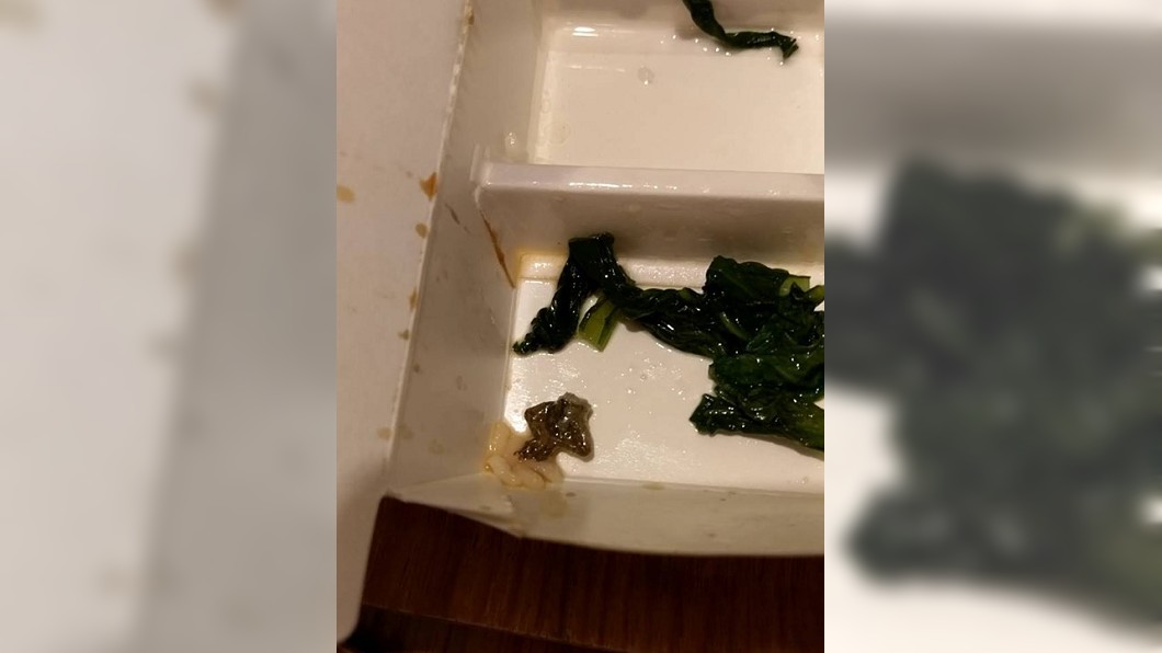 便當裡驚見不明物體。圖/翻攝自爆怨公社