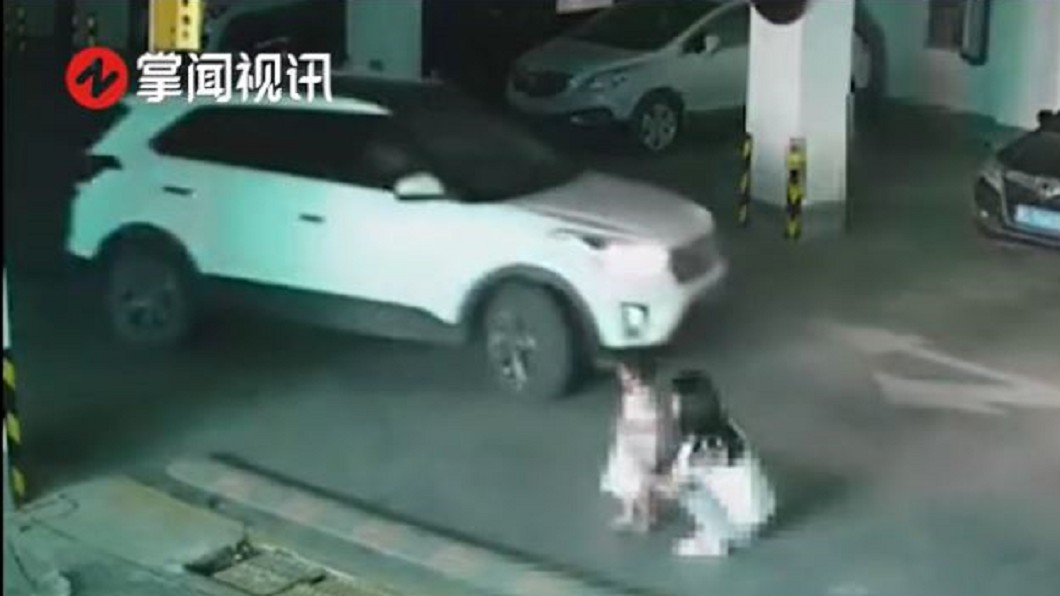 大陸湖北應城市1位年輕母親日前帶2歲女兒在停車場內蹲著老公。圖／翻攝自掌聞視訊影片