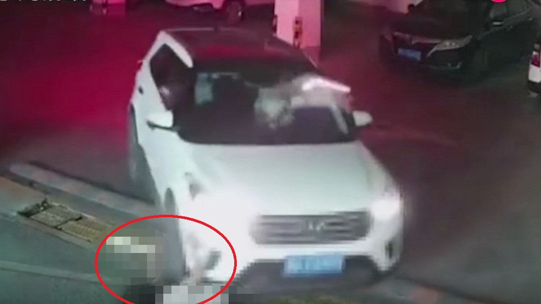 年輕母親帶2歲女兒在停車場內蹲著老公，慘遭輾壓。圖／翻攝自掌聞視訊影片