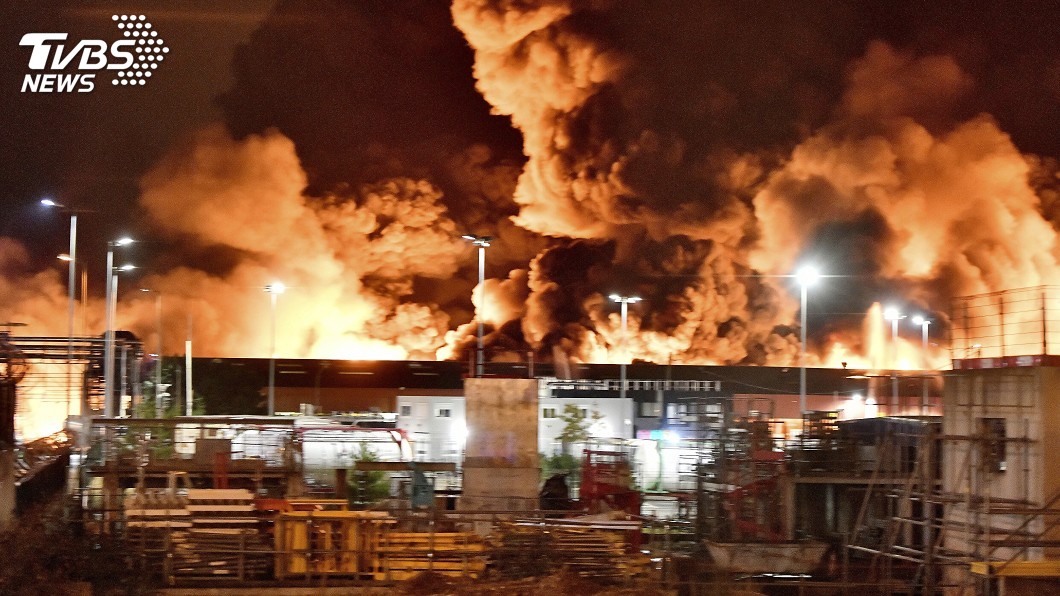 化學工廠爆炸起火嗆鼻黑煙瀰漫 法國當局關閉學校