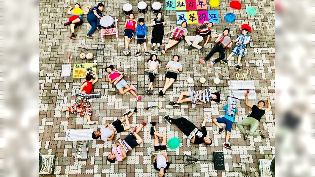 歪掉版開箱/截自龍肚國小粉專