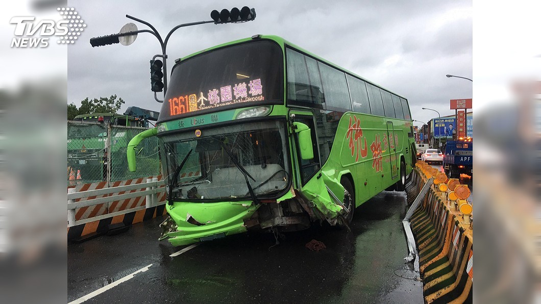 統聯客運疑雨天失控打滑撞護欄 司機輕傷
