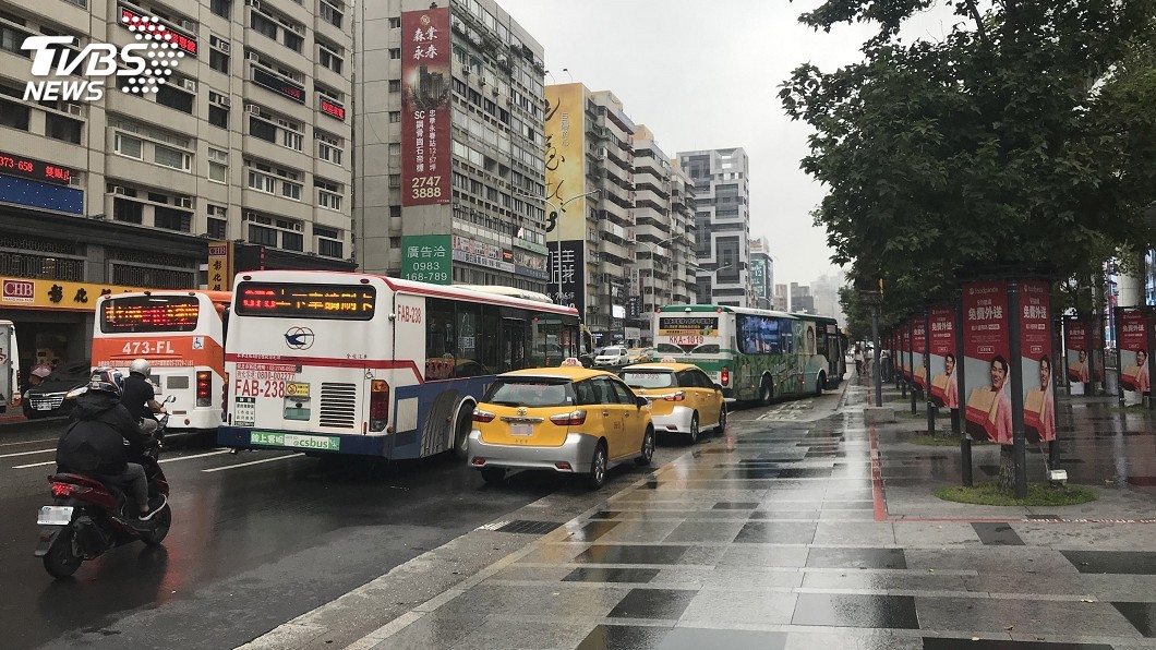 市府轉運站前計程車違停 北市採科技執法取締