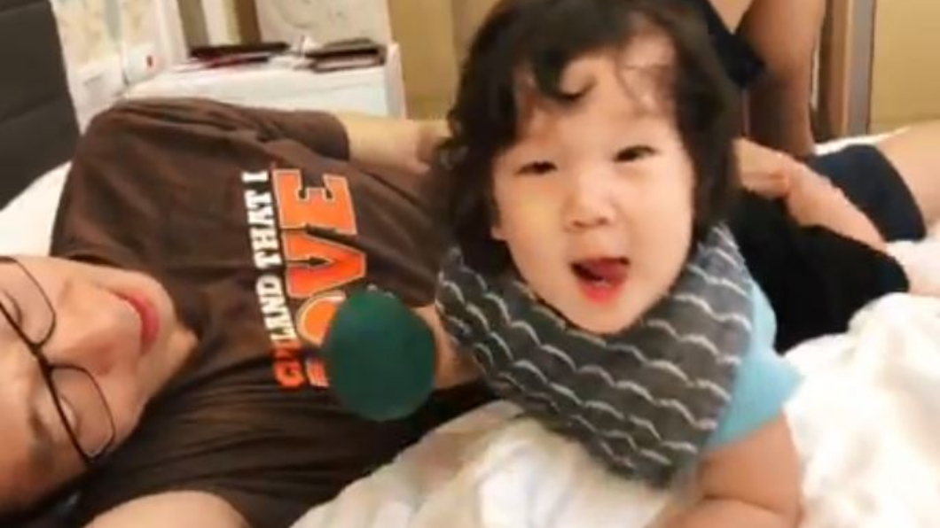 隋棠小兒子Olie和老公Tony在床上玩耍。圖/翻攝自隋棠Instagram