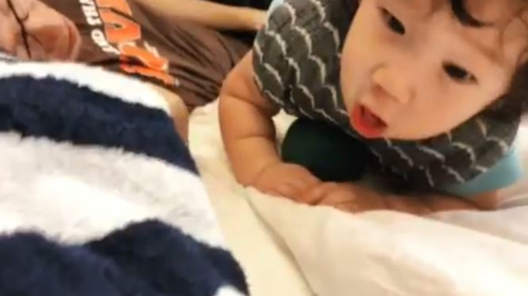 隋棠小兒子Olie和老公Tony在床上玩耍。圖/翻攝自隋棠Instagram
