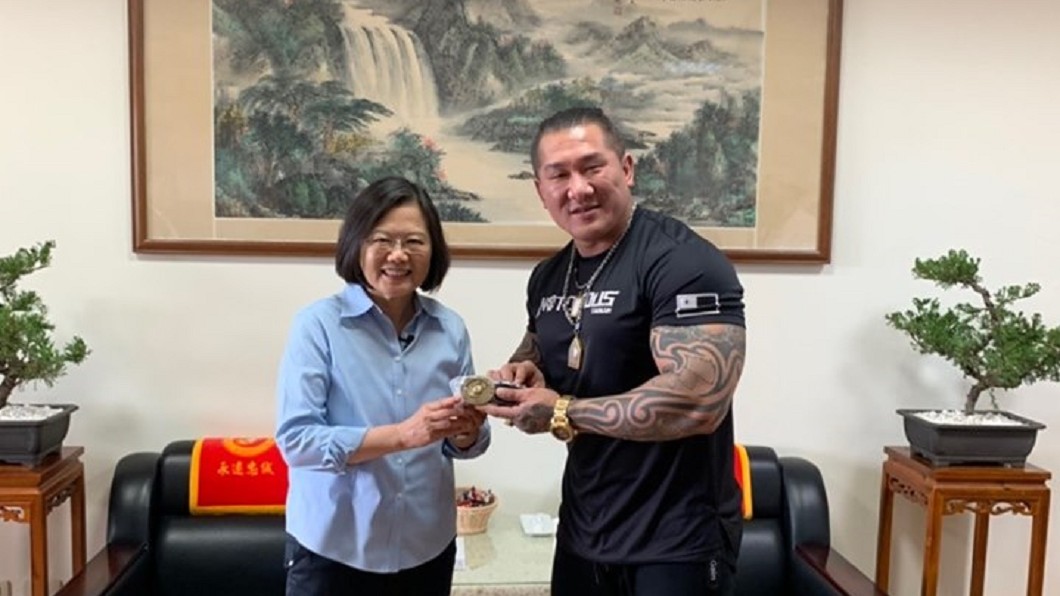 對韓雙重標準! 名嘴:網紅講髒話還被蔡英文表揚