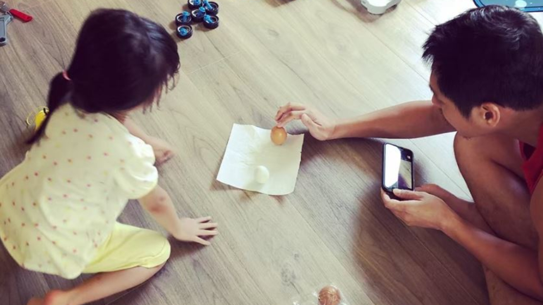 藍正龍享受與女兒玩耍的父女時光。圖/翻攝自周幼婷臉書
