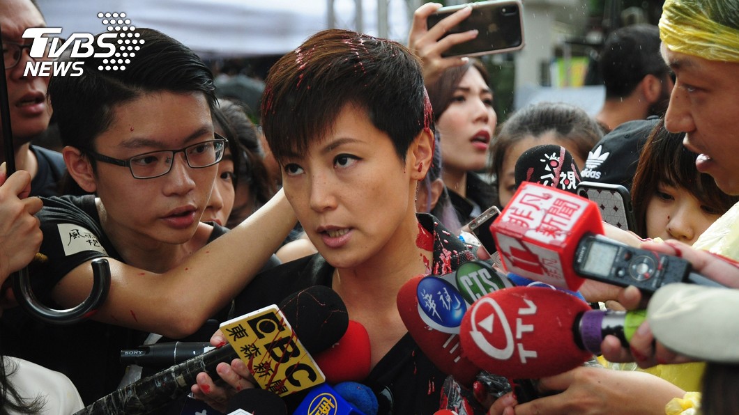何韻詩現身挺港遊行遭潑紅漆攻擊　警逮兩嫌