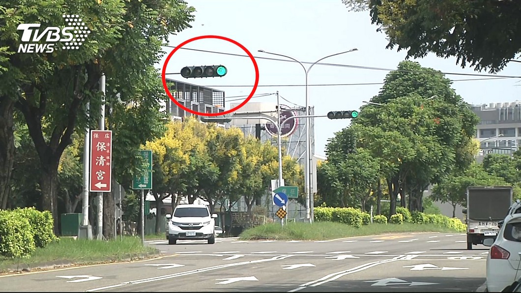 圓形綠燈下再確認對向無來車可以直接左轉。(圖片來源/ TVBS)