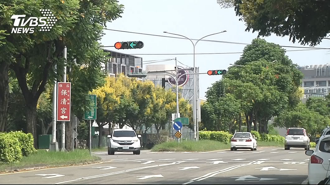 照號誌指示停車還被按喇叭？　網怒：很多三寶看不懂這燈號
