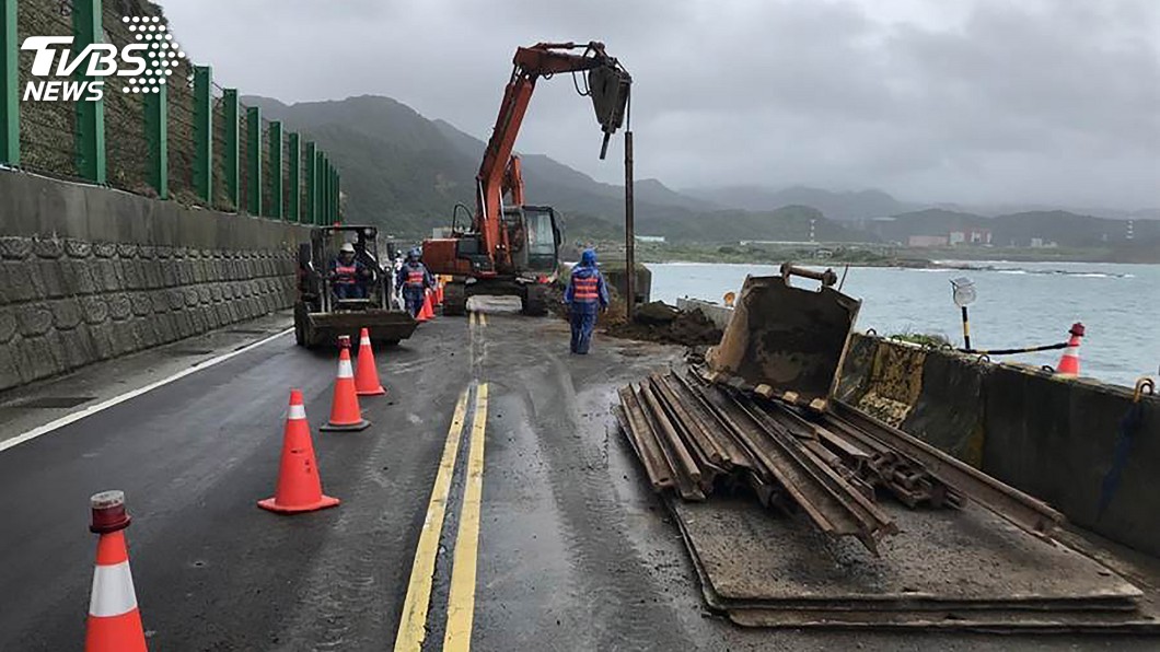 颱風米塔來襲　萬里路基塌陷、烏來釣客受困