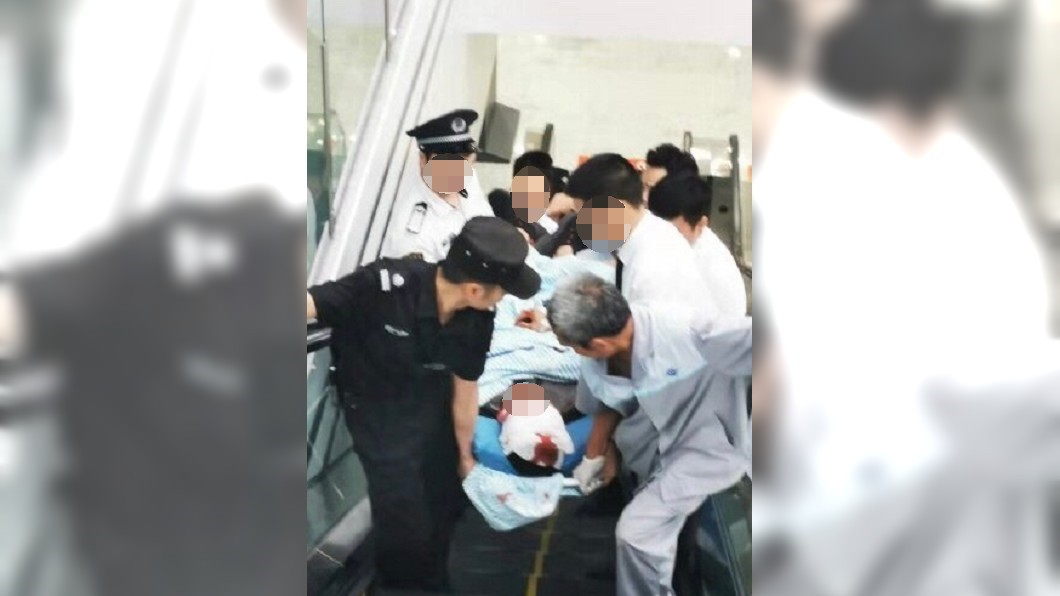 大陸重慶1名男子日前在搭乘電梯時，低頭玩手機不慎踩空受傷。圖／翻攝自都市熱報微博