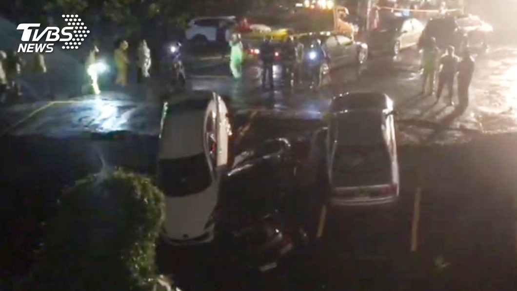 雨炸北台！北投驚見路面塌陷　整排轎車滑墜斜坡