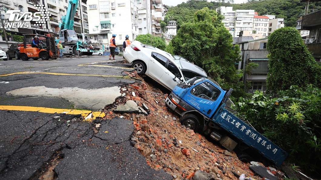 北投停車場驚見土石崩塌 整排9輛車滑落斜坡
