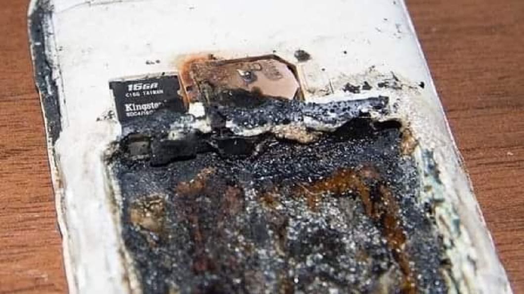 警方針對爆炸的手機進行調查，專家也鑑定是因為電池過熱膨脹爆炸。(圖／翻攝自臉書)