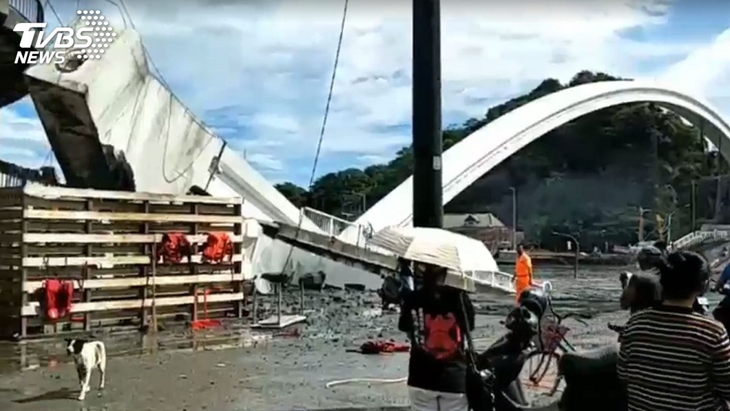南方澳跨港大橋倒塌　民眾直擊油罐車隨橋掉落