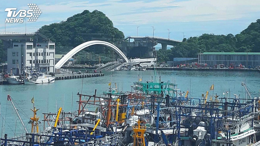南方澳跨港橋坍塌 軍方:3日午前開闢臨時航道