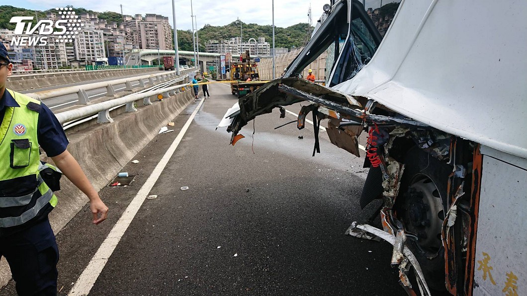 長庚醫院外包接駁車國道事故 釀1死2傷