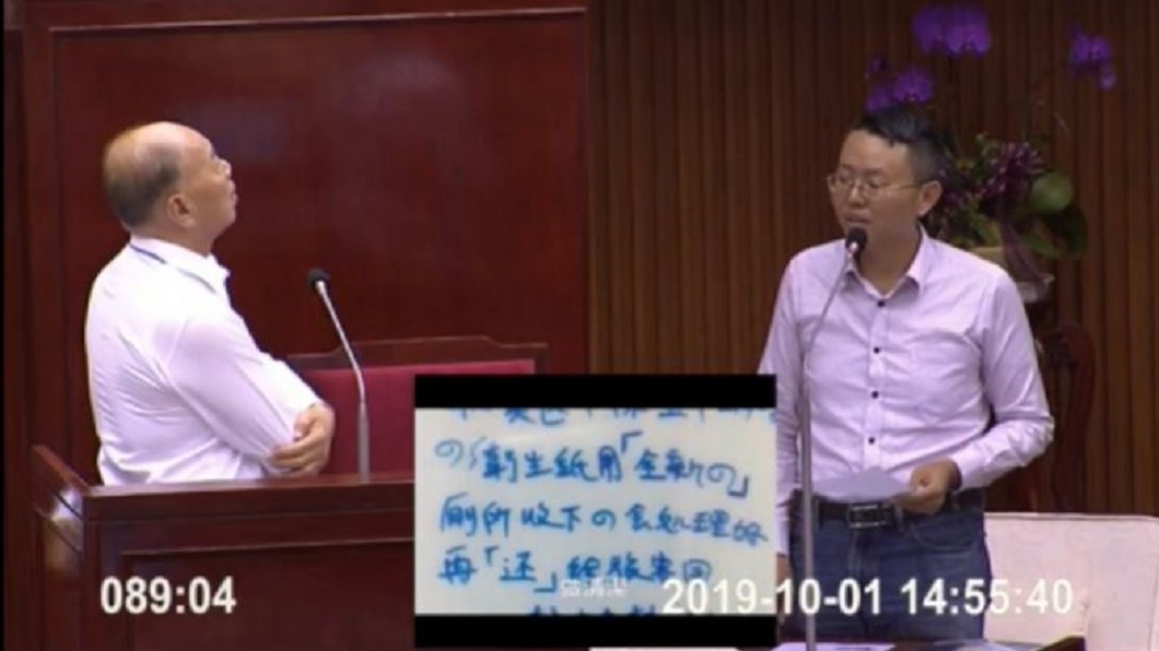 台北市議員徐立信今(1日)在議會質詢時爆料頂溪站廁所給旅客用回收滾筒衛生紙。圖/翻攝自台北市議會APP
