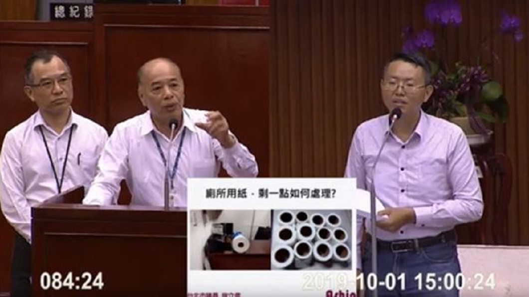 台北市議員徐立信今(1日)在議會質詢時爆料頂溪站廁所給旅客用回收滾筒衛生紙。圖/翻攝自台北市議會APP