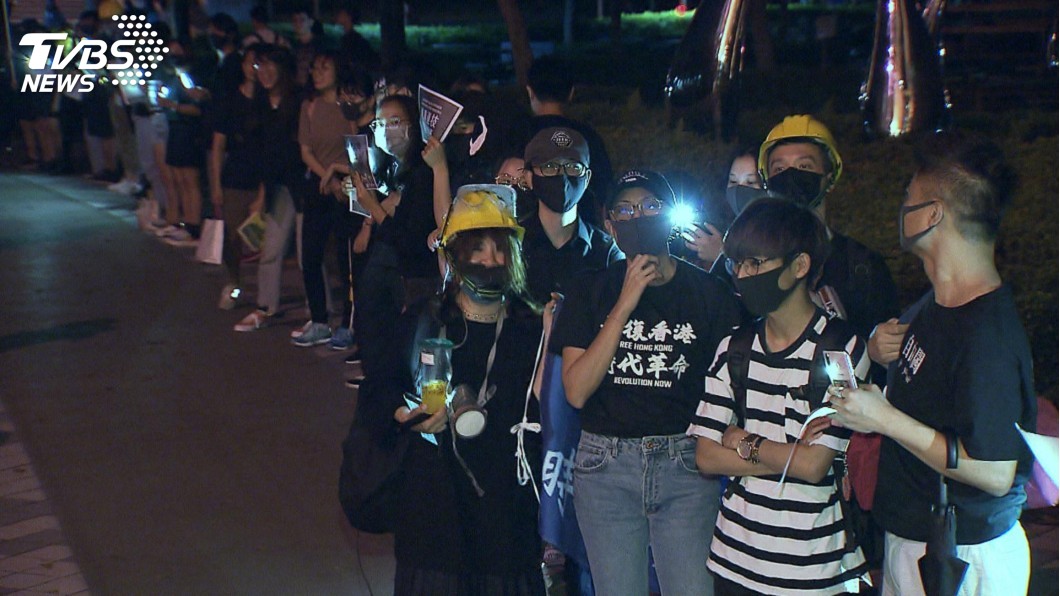 仿「獅子山星光人鏈」 政大250位學生挺港